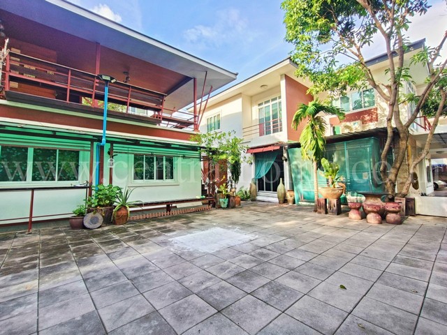 รหัสทรัพย์   5513บ้านเดี่ยว โนเบิล นีโอซิตี้ ดอนเมือง ต้นโครงการ หลังมุม ราคาดีที่ตั้ง : ถนนนาวงประชาพัฒนา 13 แขวงสีกัน เขตดอนเมือง กรุงเทพมหานคร 10210รายละเอียดทรัพย์- บ้านเดี่ยว 2 ชั้น, ขนาดพื้นที่ 111.9 ตารางวา, พื้นที่ใช้สอย 300 ตารางเมตร- 4 ห้องนอน, 4 ห้องน้ำ, 2 ห้องครัว- 1 ห้องทำงาน , 1 ห้องดูหนัง ,1 ห้องนั่งเล่น , 1 ห้องแม่บ้าน+ห้องน้ำ- 2 ที่จอดรถ- พร้อมบ้าน 2 ชั้น ค