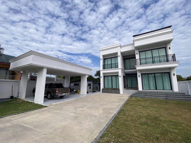 บ้านเดี่ยว 2 ชั้น 151 ตารางวา ตำบลนาตาขวัญ อำเภอเมือง จังหวัดระยอง ที่ตั้ง: ตำบลนาตาขวัญ อำเภอเมือง จังหวัดระยองรายละเอียดบ้าน- 3 ห้องนอน - 3 ห้องน้ำ พร้อมอ่างอาบน้ำ และเครื่องทำน้ำอุ่น- โรงรถ จอดได้ 2 คัน - 1 ห้องทำงาน- 1 ห้องพระ - 1 ห้องแต่งตัว- 1 ห้องพักผ่อน- 1 ระเบียงนั่งพักผ่อน- 1 ครัวยุโรป บิ้วอิน Hi gloss และพื้นหินแกรนิต- ตกแต่งด้วยผ้าม่านเกรดดี และฝ้าหลุมพร้อมไฟ Led สามารถค