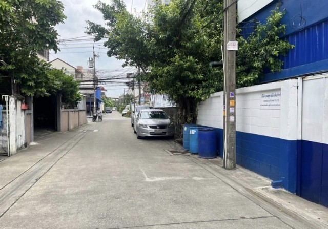 ให้เช่าโกดัง 1,200 ตารางเมตร  มีสำนักงานและ บ้านพักคนงาน อุดมสุข 51