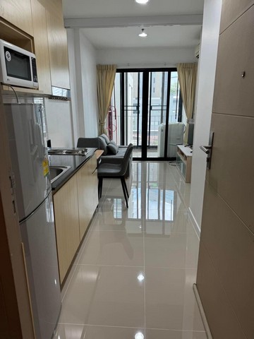 ให้เช่า ไอดีโอ รัชดา-ห้วยขวาง ชั้นที่ 5 ขนาด 34.61 ตรม. ติด MRT สถานีห้วยขวาง 1 ห้องนอน 1 ห้องน้ำ  ฝั่งทิศใต้ ราคาให้เช่า 15,000 บาท/เดือน (ไม่รวม ค่า Internet Wifi รายเดือน) เครื่องใช้ไฟฟ้า : ทีวี, เครื่องปรับอากาศ, ตู้เย็น, ไมโครเวฟ, เตาไฟฟ้า, เครื่องดูดควัน, เครื่องซักผ้า, เครื่องทำน้ำร้อนเฟอร์นิเจอร์ : ตู้เสื้อผ้า, เตียงพร้อมที่นอน ขนาด 5 ฟุต, โต๊ะเครื่องแป้ง, ชุดโต๊ะทานอาหารพร้อมเก้าอ