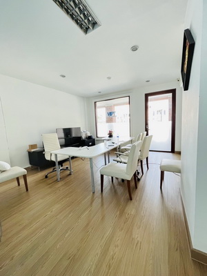 L#29235 (L081213)ขายหมู่บ้านเวนิสดิไอริส ทาวน์เฮ้าส์ 3 ชั้น วัชรพล-เพิ่มสิน ซอยวัชรพล 2/7 ถนนวัชรพล ถนนเทพรักษ์ แขวงท่าแร้ง เขตบางเขน กรุงเทพมหานคร    ที่ตั้ง : ซอยวัชรพล 2/7 ถนนวัชรพล ถนนเทพรักษ์ แขวงท่าแร้ง เขตบางเขน กรุงเทพมหานคร รายละเอียด :  ทาวน์เฮาส์  3 ชั้น  ตกแต่งสวย สามารถเป็น Office (สำนักงาน) หรือร้านค้าและที่พักอาศัย  และทำเลธุรกิจย่านวัชรพล     - เนื้อที่  19.8 ตารางวา  - พื้นท