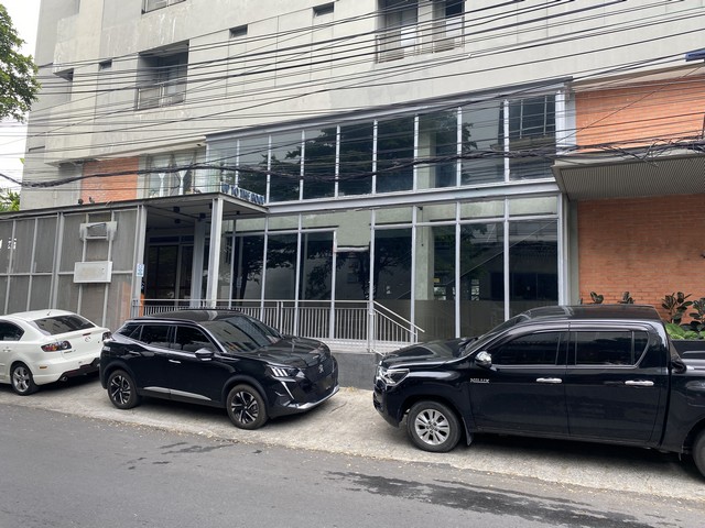 ให้เช่าอาคารพาณิชย์ สไตล์ลอฟ ซอยสุขุมวิท63 ถนนเอกมัย ใกล้ห้างดองกี้ ห้างบิ๊กซี บีทีเอสเอกมัย สถานที่พร้อมดำเนินธุระกิจติดต่อ อรัชพร 081-4-888-799ราคาเช่า 250,000บาท/เดือนประกัน 3เดือนล่วงหน้า 1เดือน***ไม่รับธุระกิจ ผับ บาร์ ธุระกิจใช้เสียงดังงดรับ***รายละเอียดเนื้อที่ใช้สอย 260 ตารางเมตร 2ชั้น ตกแต่งสไตล์ลอฟ พร้อมเช่าไม่มีที่จอดรถ สามารถเช่าจอดได้ตามจุดที่บริการรับจอด