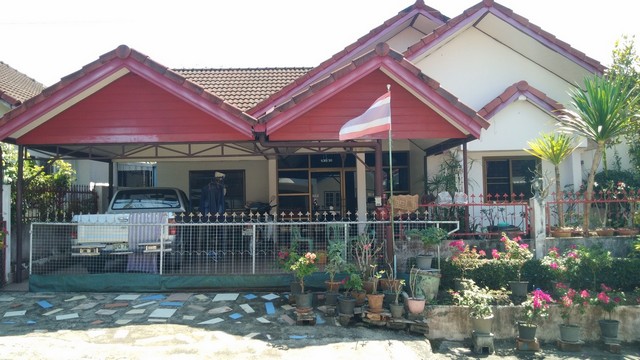   Code ID :  PGNRT-LB-A-660006  ราคา 2,000,000  บาท ▸ เนื้อที่ 45 ตร.ว พื้นที่ใช้สอย 161 ตร.ม.  * 3 ห้องนอน 2 ห้องน้ำ   * 1 ที่จอดรถ   บ้านหันไปทางทิศตะวันตกเฉียงเหนือ  พิกัดทรัพย์ : https://maps.app.goo.gl/iDfwXFyKt4eMwLYK6  สถานที่ใกล้เคียง ▸ใกล้  โลตัส จันดี ▸ใกล้  สถานีรถไฟคลองจันดี ▸ใกล้  ตลาดเช้าคลองจันดี ▸ใกล้  วัดธาตุน้อย  สอบถามเพิ่มเติม / นัดชม โทร. 097-419-5982(พลอย) โทร. 096-932-4624(ออมสิน) Line : @panaya (มี@ด้านหน้า)  ปรึกษาสินเชื่อฟรี One Stop Service ดูแลตั