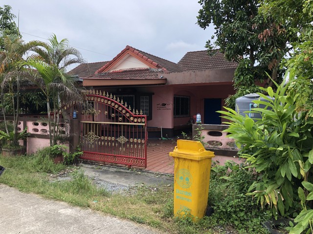   Code ID :  PGNRT-LB-A-650012  ราคา  2,900,000  บาท ▸ เนื้อที่ 60.10 ตร.ว  พื้นที่ใช้สอย 158.75 ตร.ม. ตารางเมตร  * 3 ห้องนอน 2 ห้องน้ำ   * 1 ที่จอดรถ   บ้านหันไปทางทิศตะวันตกเฉียงเหนือ  พิกัดทรัพย์ : https://maps.app.goo.gl/PF7o2bBZK5oZuMY98  สถานที่ใกล้เคียง ▸ใกล้  โรงพยาบาลมหาราชนครศรีธรรมราช ▸ใกล้  เซ็นทรัล นครศรีธรรมราช ▸ใกล้  มหาวิทยาลัยมหาจุฬาลงกรณราชวิทยาลัย วิทยาเขตนครศรีธรรมราช ▸ใกล้  โลตัส นครศรีธรรมราช  สอบถามเพิ่มเติม /