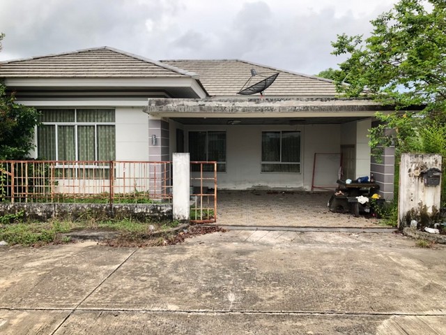   Code ID :  PGNRT-LB-A-660008  ราคา 2,500,000   บาท ▸ เนื้อที่ 69.50 ตร.ว  พื้นที่ใช้สอย 149.21 ตร.ม.  * 3 ห้องนอน 2 ห้องน้ำ   * 1 ที่จอดรถ   บ้านหันไปทางทิศตะวันออก  พิกัดทรัพย์ :  https://maps.app.goo.gl/oyPVkZZ3BPc71BPb6  สถานที่ใกล้เคียง ▸ใกล้  โรงพยาบาลมหาราชนครศรีธรรมราช ▸ใกล้  เซ็นทรัล นครศรีธรรมราช ▸ใกล้  วัดศาลามีชัย   ▸ใกล้  มหาวิทยาลัยมหาจุฬาลงกรณราชวิทยาลัย วิทยาเขตนครศรีธรรมราช  สอบถามเพิ่มเติม / นัดชม โทร. 097-419-5982(พลอย) โทร. 096-9