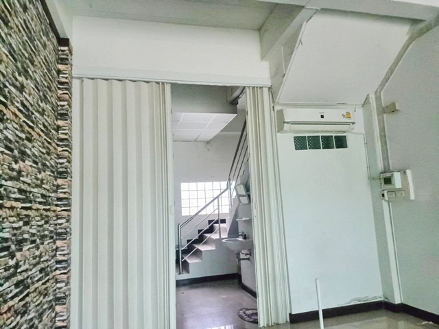 บ้านบึง  ถูกที่สุดในโลก ให้เช่า อาคารพาณิชย์ ทำเลดี  220ตร.ม. 2-3นอน 3น้ำ