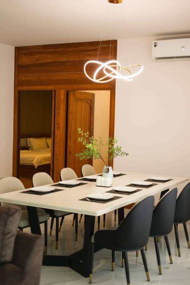 พูลวิลล่าให้เช่า 150,000 บาท/เดือน (ราคาเหมาจ่าย) บันเทิงกับคาราโอเกะทุกหลัง บริการอาหารเช้า พักได้ 18-24 ท่าน