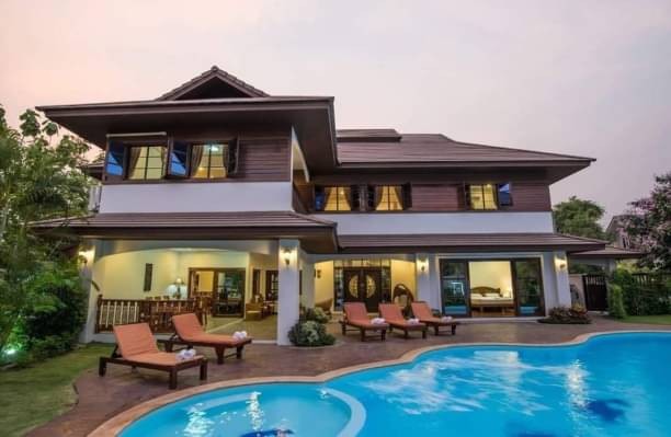 บ้านพัก Pool villa ให้เช่า 125,000 บาท/เดือน ใกล้เมือง เดินทางสะดวก จากสนามบินนานาชาติเชียงใหม่เพียง 30 นาที สามารถรองรับได้ถึง 12-14 ท่าน