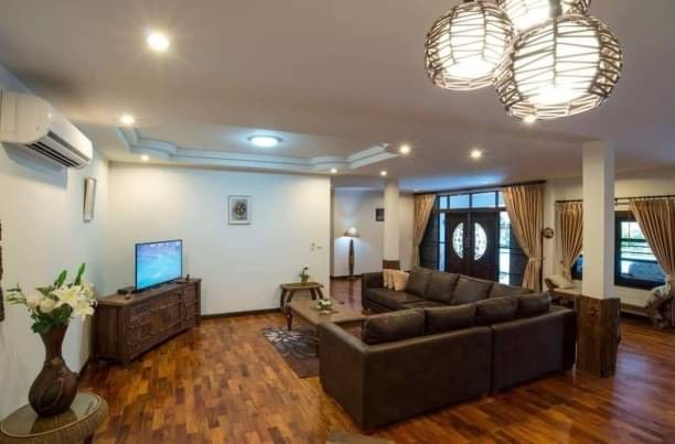 บ้านพัก Pool villa ให้เช่า 125,000 บาท/เดือน ใกล้เมือง เดินทางสะดวก จากสนามบินนานาชาติเชียงใหม่เพียง 30 นาที สามารถรองรับได้ถึง 12-14 ท่าน