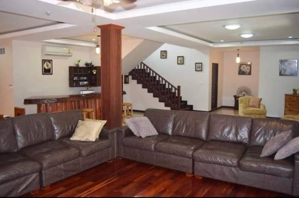 บ้านพัก Pool villa ให้เช่า 105,000 บาท/เดือน เฟอร์นิเจอร์ครบครัน ใกล้เมือง สามารถรองรับได้ถึง 12-14 ท่าน จากสนามบินเพียง 30 นาที