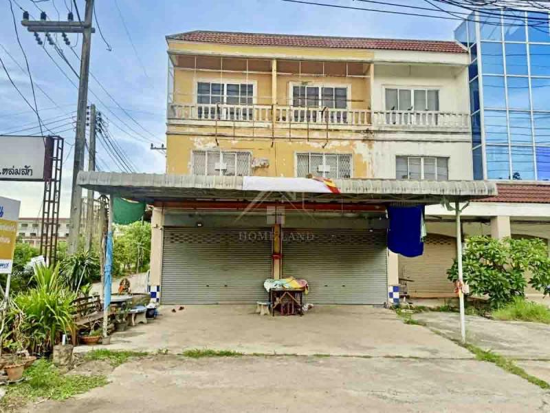 BHL737อาคารพาณิชย์ 3 ชั้น 2 คูหา ติดสี่แยกอนุสาวรีย์ พ่อขุนผาเมือง เพชรบูรณ์ที่ตั้ง : ตำบล น้ำชุน อำเภอหล่มสัก เพชรบูรณ์ 67110รายละเอียด- เนื้อที่ 35.7 ตร.ว.- พื้นที่ใช้สอย 480 ตร.ม.- 6 ห้องนอน 3 ห้องน้ำ - ห้องครัว 1 ห้อง - ที่จอดรถ 2 คันสถานที่ใกล้เคียง- สถานีขนส่งผู้โดยสารอำเภอหล่มสัก จังหวัดเพชรบูรณ์- สำนักงานที่ดินจังหวัดเพชรบูรณ์ สาขาหล่มสัก- ตลาดผักช้างแดง- อนุสาวรีย์พ่อขุนผ