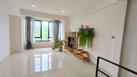 รหัสทรัพย์ :  L#25839  (L081484)ขายอาคารพาณิชย์  3.5 ชั้น  ถนนพระราม 2 ซอย 54 แยก 4  เนื้อที่ 18 ตารางวา  3 ชั้น + ชั้นลอย +ดาดฟ้า  3 ห้องนอน  3 ห้องน้ำ  หน้ากว้าง 4 เมตร  จอดรถได้ 1 คัน     รายละเอียดภายในอาคาร :  - ชั้น 1  เป็นห้องโถง มีประตูกระจก ใช้เป็นพื้นที่ทำงาน ออฟฟิศ    - ชั้นลอย   ทำบันไดแผ่นไม้ เดินขึ้นมาจากชั้น 1  ให้อารมณ์เหมือนเดินขึ้นบ้าน  ชั้นลอยนี้ไม่ได้กันเป็นห้อง  แต่จะทำเคาท์เตอร์คร