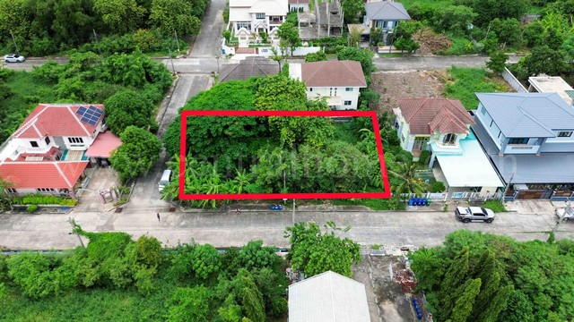 รหัสทรัพย์ : N0067ที่ดินเปล่า 168 ตร.วา หมู่บ้านเอกไพลิน ลาดกระบังที่ตั้ง : ซอย ฉลองกรุง 19แขวงลำปลาทิว เขตลาดกระบัง กรุงเทพมหานคร 10520รายละเอียด- พื้นที่ 168 ตร.วา - หน้ากว้างที่ดิน 32.20 เมตร ลึก 20.87 เมตร- แปลงหัวมุม- ถนนหน้าที่ดินกว้าง 8 เมตร- เหมาะสำหรับสร้างบ้านพักอาศัยและโกดังสถานที่สำคัญ ใกล้เคียง :- สนามบินสุวรรณภูมิ - พระจอมเกล้าฯ ลาดกระบัง - นิคมลาดก�