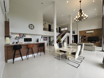 ขาย บ้านเดี่ยว โครงการสุรนารีวิลล์ บ้านเกาะ เมืองนครราชสีมา  บ้าน 2 คูหา ที่มีทั้งพื้นที่กว้างขวางถึง 122 ตารางวา