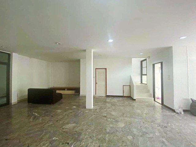 BTS​ ทองหล่อ ถูกที่สุดลดจากแสน ให้เช่า  Homeoffice  พร้อมพงษ์ เอ็มควอเทียร์ สุขุมวิท 47-51 โรงพยาบาลสมิติเวช