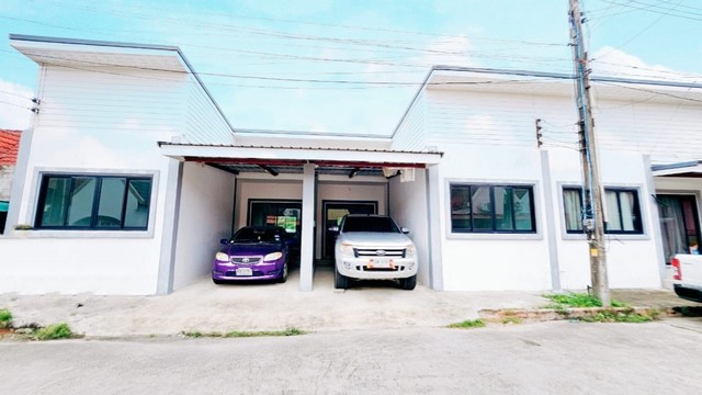   #บ้านดีบ้านสวยชลบุรีราคาถูก#ขายทาวน์โฮมคู่​  2​ หลัง????หมู่บ้านบัวแก้ว???? อมตะนคร-มาบโป่ง พานทอง ชลบุรี#ทาวน์โฮมชั้นเดียวถูกมากเนื้อที่​ 48​ ตรว4​ นอน​  2​ ห้องน้ำ​    2​ จอดรถ????เพียง​ 1.75​  ลบ(  สนใจราคาคุยกันได้​   )ฟรีค่า​ธรรมเนียม​โอน​  (ธ.ค​ 67​ )ฟรี​จำนอง​ (  ธค.​67​ )​ฟรี​ยื่น​กู้​✴️อยู่ที่ชุมชน รายล้อมด้วยหมู่บ้านจัดสรร✴️ ใกล้ ถ.ศุขประยูร ประมาณ 800 ม.✴️ ใกล้อมตะ เฟส 8, 9, 10✴️ใ