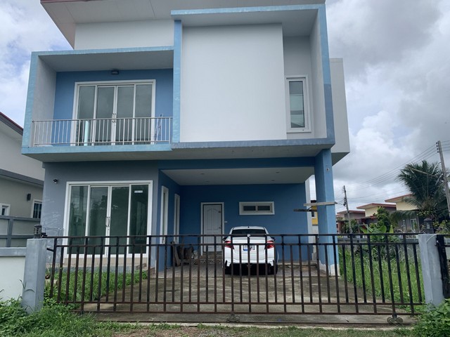   Code ID :  PGNRT-LB-A-660005  ราคา  3,300,000   บาท ▸ เนื้อที่ 75 ตร.ว  พื้นที่ใช้สอย 234.15 ตร.ม.  * 4 ห้องนอน 3 ห้องน้ำ   * 1 ที่จอดรถ   บ้านหันไปทางทิศตะวันออกเฉียงเหนือ  พิกัดทรัพย์ : https://maps.app.goo.gl/f7pbJYoSbwRauLPBA  สถานที่ใกล้เคียง ▸ใกล้  โรงพยาบาลนครินทร์ ▸ใกล้  บิ๊กซี ซูเปอร์เซ็นเตอร์ นครศรีธรรมราช ▸ใกล้  โรบินสัน โอเชี่ยน นครศรีธรรมราช  ▸ใกล้  สถานีรถไฟนครศรีธรรมราช  สอบถามเพิ่มเติม / นัดชม โทร. 097-419-5982(พลอย) โทร. 096-932-4624(อ