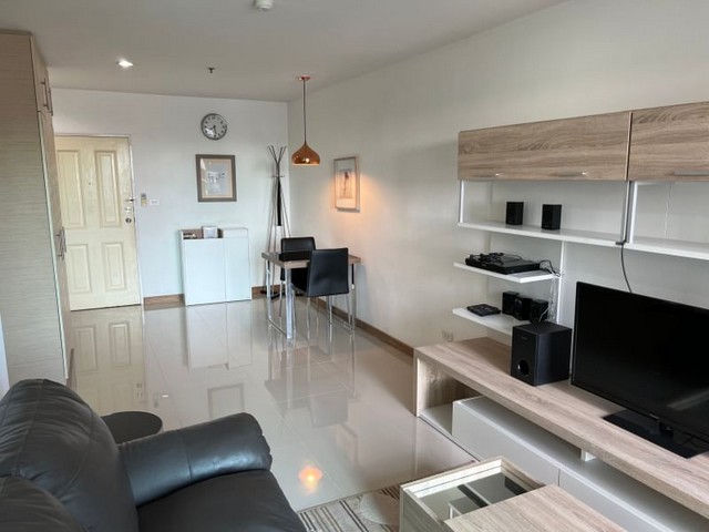 TEL :088-559 5199 คุณเอLine: https://line.me/ti/p/C0eGe0whLXให้เช่า คอนโด ศรีราชาคอนโดวิวทำเล ใจกลางเมือง ชั้น 14 วิวเมืองเช่า 10,000 /เดือนมัดจำ 2 เดือน ล่วงหน้า 1 เดือน พื้นที่ 50 ตร.ม. 1 ห้องนอน 1 ห้องน้ำ1 ที่จอดรถ - ตกแต่งครบ พร้อมเข้าอยู่ได้เลยสถานที่ใกล้เคียง - ใกล้ตลาดศรีราชา - ใกล้ห้างสรรพสินค้า Atara mall - ใกล้โรบินสันศรีราชา - ใกล้โรงพยาบาลวนาเวศน์ - ใกล้โรงพยาบาลสมเด็จ ศรีราชา - ใกล้สวนสุขภาพT : A11