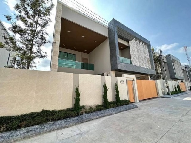 TEL :088-559 5199 คุณเอLine: https://line.me/ti/p/C0eGe0whLXบ้านพูลวิลล่า สไตล์หรู พร้อมปล่อยเช่าพิกัด : ซอยห้วยใหญ่ พัทยาโครงการ  Madcha Nirvanaค่าเช่า 110,000.- บาท / เดือน สัญญา 1 ปีขาย 14.5 ล้านบาทขนาดที่ดิน : 70 ตารางวา4 ห้องนอน 4 ห้องน้ำ- แอร์ 7 ตัว- มีโซนครัวไทย / ครัวยุโรป- Fully Furnished ด้วยเฟอร์นิเจอร์คุณภาพ T : A13