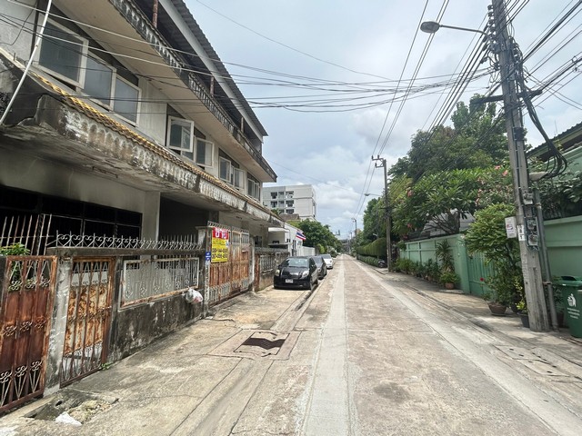 ขายที่ดิน 112 ตารางวา พร้อมสิ่งปลูกสร้าง   รามคำแหงซอย8 แยก8  เข้า-ออกได้หลายเส้นทาง  ZJ120