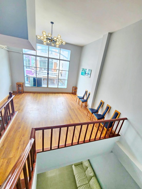 รัชดาภิเษก 2.7กม  รถไฟฟ้าสีเหลือง ลาดพร้าว 850 ม. ถูกกว่าคอนโด ให้เช่าHomeoffice เฟอร์ครบ จอดรถ 5 คัน โชคชัย4 4นอน 4น้ำ 5แอร์