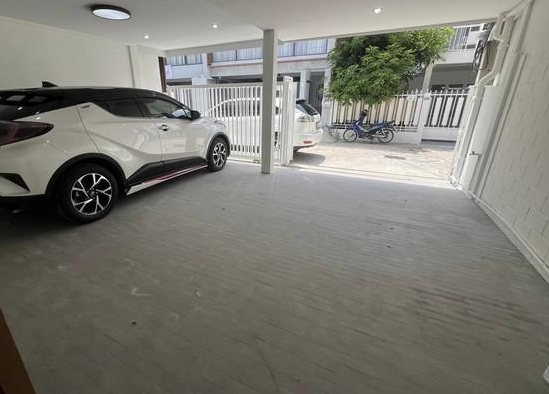 ให้เช่าโฮมออฟฟิศ 2 ชั้น ย่านเอกมัย ใกล้BTS เอกมัย  มี 4 ห้องนอน 5 ห้องน้ำ