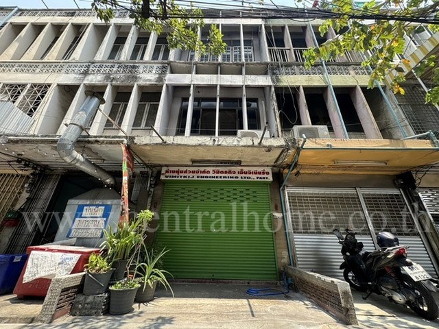 รหัสทรัพย์  5086ตึกแถว 3 ชั้นครึ่ง ใกล้ MRT บางพลัด ติดถนน จรัญสนิทวงศ์ 96/3ที่ตั้ง :  แขวงบางพลัด เขตบางพลัด กรุงเทพมหานคร 10700รายละเอียดทรัพย์ :- เนื้อที่ 19 ตร.ว เนื้อที่ใช้สอย 190  ตร.ม- 3 ห้องนอน, 2 ห้องน้ำ, 1 ครัว, 1 ห้องรับแขก- ใกล้ MRT บางอ้อ ระยะห่างประมาณ 300 เมตร- มีที่จอดรถรายเดือนใกล้ตึก- ค้าขายได้ มีตลาดเช้าตลาดเย็น คนเดินเยอะในช่วงเย็นสถานที่สำคัญ ใกล้เคี