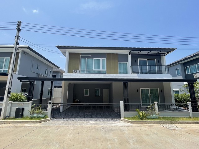 บ้านเดี่ยว 2 ชั้น ซอย 5 หลังที่ 2 หมู่บ้านอภิทาวน์เนื้อที่ 59.8 ตรว. กว้าง 17 เมตร ลึก 13 เมตร4 ห้องนอน4 ห้องน้ำ (1 อ่างอาบน้ำ)2 ลานจอดรถ1 ครัว1 โถง1 ห้องเก็บของพร้อมบิ้วอินเฟอร์นิเจอร์ทั้งหลังบิ้วอินครัว (ครัวไทย) (ครัวฝรั่ง)ต่อเติมด้านหน้าพร้อมของใช้ไฟฟ้าภายในบ้านพร้อมเครื่องทำน้ำอุ่นภายในห้องน้ำทุกห้องเตียงนอน 6 ฟุต4 แอร์ โต๊ะกับข้าวถังน้ำ 2000 ลิตรสถานที่ใกล้เคียงการไ