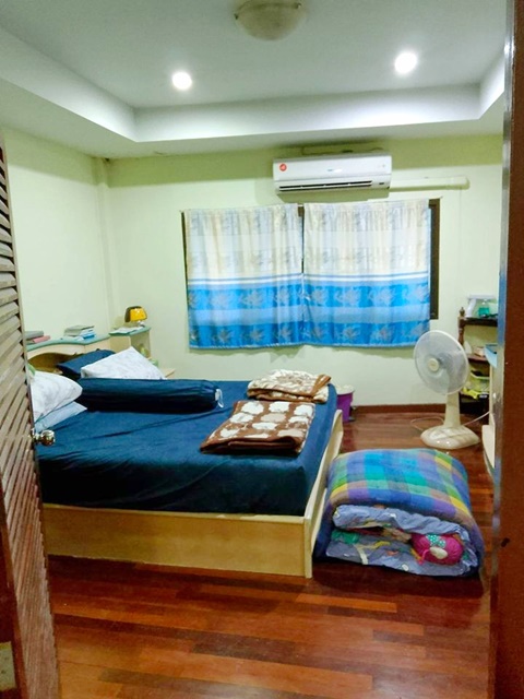 ถูกที่สุดในโลก ตลาดนัดหัวมุม ติดถนน เกษตร-นวมินทร์  ให้เช่าอาคารพาณิชน์ 4นอน 3น้ำ 3ชั้น ห้องมุม 170 ตร.ม. 2แอร์ 2-3นอน เสนานิคม