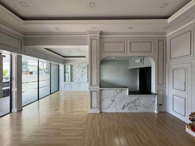 ให้เช่าสำนักงานชั้น 1 พื้นที่ 200 ตร.ม. รามคำแหง 2 ใกล้ตลาดนัมเบอร์วัน ใกล้มหาวิทยาลัยรามคำแหง2 ใกล้เมกะบางนา เดินทางสะดวก