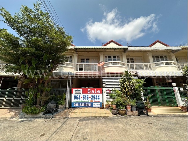 รหัสทรัพย์ : 5023ทาวน์เฮ้าส์ รติรมย์ 4 สวนผัก 32 ราคาถูกมากที่ตั้ง : รติรมย์ 4 ซอย 2 ตำบล มหาสวัสดิ์ อำเภอบางกรวย นนทบุรี 11130รายละเอียดทรัพย์ :- เนื้อที่ 21 ตร.ว พื้นที่ใช้สอย 100 ตร.ม - 3 ห้องนอน 2 ห้องน้ำ 1 ห้องรับแขก 1 จอด- ต่อเติมหลังคา/ครัวหลังบ้านแล้ว- บ้านสภาพดี พร้อมเข้าอยู่ได้เลย- หน้าบ้านหันทิศตะวันตกเฉียงใต้สถานที่สำคัญ ใกล้เคียง :- เซ็นทรัล เวสต์วิลล์- บริษั