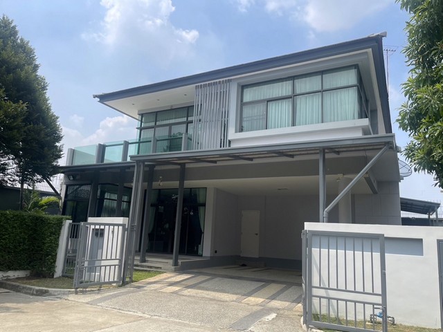 ขายบ้านเดี่ยว 2 ชั้น เศรษฐสิริ ศรีนครินทร์-พระราม9 โครงการคุณภาพจากแสนสิริ SANSIRI ซอย กรุงเทพกรีฑา 7  ทำเลตอบโจทย์ สังคมคุณภาพ ลงตัวกับครอบครัวที่ต้องการความสะดวกสบาย มีความเป็นส่วนตัว ที่ตั้ง: ซ. กรุงเทพกรีฑา 7 หัวหมาก เขตบางกะปิ กรุงเทพมหานครรายละเอียดบ้าน-เนื้อที่ดิน : 62 ตร.ว. พื้นที่ใช้สอย : 260 ตร.ม.-บ้านหันหน้าทิศเหนือ แปลงมุม-4 ห้องนอน -4 ห้องน้ำ -2 ที่จอดรถ -มีห้องนอ