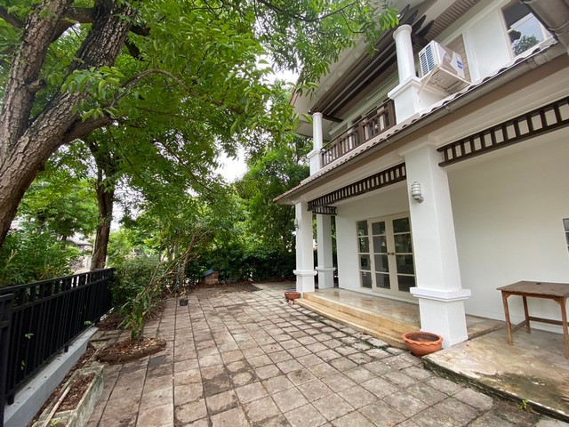 ขายบ้านเดี่ยว 3 ห้องนอน  หลังมุม มบ.เศรษฐสิริ รามอินทรา 74.8 ตร.ว.ที่ตั้ง: ถ. ปัญญาอินทรา แขวงบางชัน เขตคลองสามวา กรุงเทพมหานครรายละเอียดบ้าน-ตร.ม. 74.8 ตร.ว.-พื้นที่ใช้สอย 174.4-3 ห้องนอน-3 ห้องน้ำ -1 ห้องนั่งเล่น -2 ที่จอดรถ-ฟรี แอร์ 3 ตัว -ครัวบิ้วอินและที่ดูดควันสิ่งอำนวยความสะดวกในโครงการ- คลับเฮ้าส์ - สวนสาธารณะ- ฟิตเนส - รักษาความปลอดภัย 24 ชม.สถานที่สำคัญใกล้เคียง - ซาฟารีเวิ