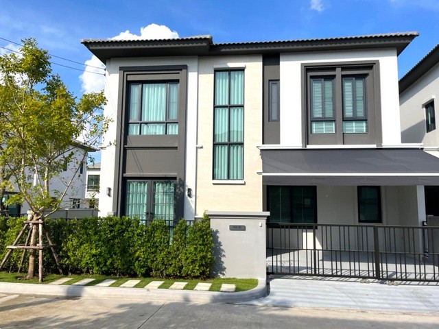 ขาย/เช่า บ้านเดี่ยว สไตล์โมเดิร์นคลาสสิก Grande Pleno สุขุมวิท บางนาแบบบ้านฟังก์ชันคุ้ม ติดเมกา บางนา 800 ม.ที่ตั้ง: สุขุมวิท ตำบล บางแก้ว อำเภอบางพลี สมุทรปราการรายละเอียดบ้าน-แบบบ้าน Modern -46 ตรว. 182 ตรม.-บ้านหันทิศใต้ ทิศที่ดีที่สุด ไม่มีเสาไฟหน้าบ้าน-3 ห้องนอน 4 ห้องน้ำ ทุกห้องมีกระจกกั้นอาบน้ำ-แอร์ 5เครื่อง- Built-in ทั้งหลัง สิ่งอำนวนความสะดวกภายในบ้าน- ไมโครเวฟ- เตาอบและเตาแ