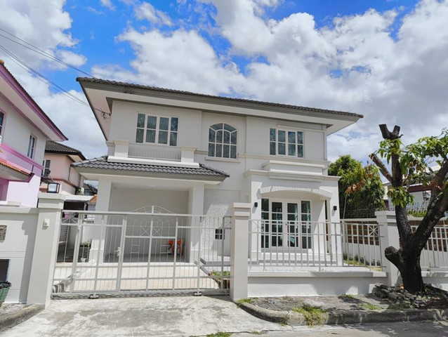 ขายบ้านเดี่ยว 2 ชั้น หมู่บ้านปาริชาต พุทธมณฑลสาย 4ที่ตั้ง: ซอย หมู่บ้านปาริชาติ ตำบล บางกระทึก อำเภอสามพราน นครปฐมรายละเอียดบ้าน-เนื้อที่ 50 ตารางวา -3 ห้องนอน -2 ห้องน้ำ -2 จอดรถสิ่งอำนวนความสะดวก -ส่วนกลาง สระว่ายน้ำ -สนามบาส -สนามเด็กเล่น -สวนขนาดใหญ่-ติดถนนพุทธมณฑลสาย 4 -ร่มรื่น สงบ มีความเป็นส่วนตัว และปลอดภัยทำเลดี สถานที่ใกล้เคียง – พุทธมณฑล 2 กม.– มหาวิทยาลัยม