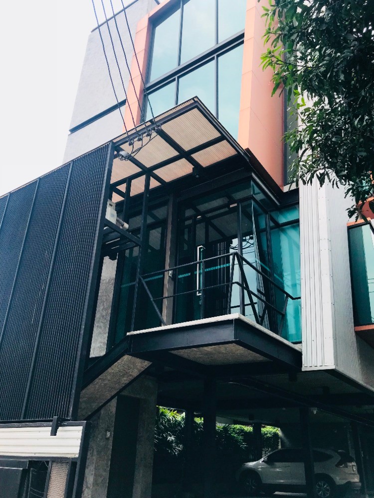 ขายสำนักงาน Style Modern ขนาด 450 ตรม. บนพื้นที่ 54 ตรว. มีที่จอดรถ