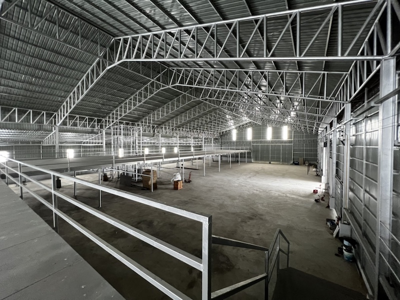 BST670 ขายด่วน โกดังพร้อมที่ดิน เสร็จใหม่ ถนน ด้านหน้าคอนกรีตเสริมเหล็ก ง่ายต่อการเดินทาง ถนน บางบัวทอง - สุพรรณบุรี 