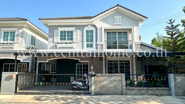 รหัสทรัพย์ : 5247บ้านแฝด สไตล์บ้านเดี่ยว โกลเด้น นีโอ 2 รามอินทรา-วงแหวน หลังริม Built in ตกแต่งพร้อมอยู่&nbsp;ที่ตั้ง : แขวงคันนายาว เขตคันนายาว จังหวัดกรุงเทพมหานคร 10230รายละเอียด- พัฒนาโครงการโดย :&nbsp;โกลเด้นแลนด์ / Goldenland-&nbsp;แบบบ้าน Leicester&nbsp;(บ้านแฝด)- เนื้อที่ดิน 40.2&nbsp;ตร.ว พื้นที่ใช้สอย 144&nbsp;ตร.ม-&nbsp; 4 ห้องนอน 3 ห้องน้ำ&nbsp; 2 ที่จอดรถ-&nbsp;ห้องนั่งเล่น, ห้องรับประทานอาหาร, ห้องครัว, ลานซักล้าง-&nbsp