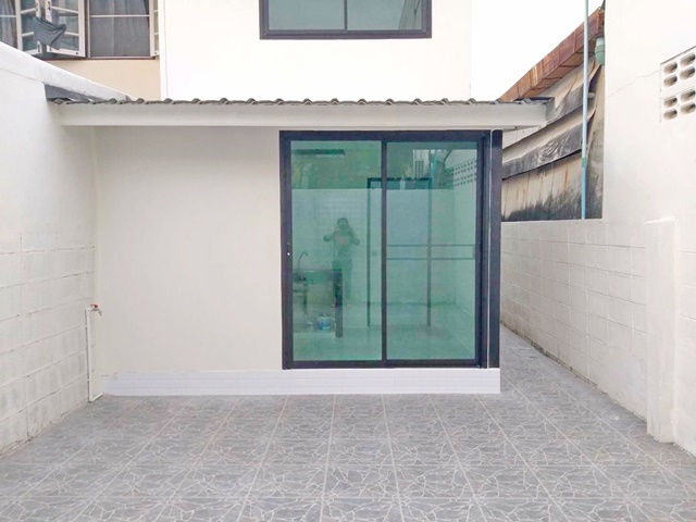 รถไฟฟ้า ลาดพร้าว 83 1.7กม. มหาดไทย เลียบทางด่วน ให้เช่า ทาวน์เฮ้าส์ 2ชั้น 2 นอน ลาดพร้าว หลังริม ใกล้เซ็นทรัลอีสวิลล์ CDC 30 ตรว 7-eleven