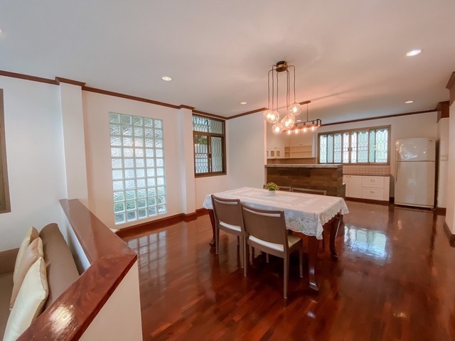 ให้เช่าบ้านเดี่ยว เนื้อที่ 100 ตร.ว. 5ห้องนอน 2 ชั้น สุขุมวิทซอย4 ใกล้ BTS นานาเพียง 800 เมตร   ถนนเพลินจิต