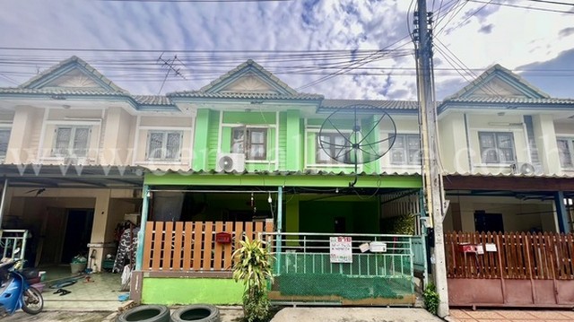 รหัสทรัพย์  5528หมู่บ้าน พฤกษา 24 สุวินทวงศ์-บางน้ำเปรี้ยว ที่ตั้ง : ถนนสุวินทวงศ์ ตำบล ศาลาแดง อำเภอ บางน้ำเปรี้ยว ฉะเชิงเทรา 24000รายละเอียดทรัพย์- เนื้อที่ 18 ตร.ว พื้นที่ใช้สอย 80 ตร.ม- 3 ห้องนอน 2 ห้องน้ำ 1 ห้องนั้งเล่น 1 ห้องครัว- ต่อเติมหลังคาหน้าบ้าน ต่อเติมครัว- พื้นบนปาร์เก้ พื้นล่างกระเบื้อง - หน้าบ้านหันทิศตะวันออกเฉียงเหนือ 1 จอดรถสิ่ง