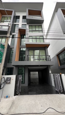 BRA499 ให้เช่าโฮมออฟฟิศ 5 ชั้น JW Park RAMA 9 ติดถนนกรุงเทพกรีฑา  มีลิฟต์แก้ว ใกล้ เดอะเมอล์บางกะปิติดต่อ : - คุณสราวุฒิ Tel. 0994108945   Line : ballwuth  ให้เช่า 85,000 บาท/ เดือนประกัน 3 เดือน ล่วงหน้า 1 เดือน สัญญาขั้นต่ำ 2 ปีโฮมออฟฟิศ 5 ชั้น JW Park ติดถนนกรุงเทพกรีฑา  มีลิฟต์แก้วส่วนตัว – ฟังก์ชัน 2 ห้องนอน  / 6 ห้องน้ำ / 3 ที่จอดรถ / 1 ห้องแม่บ้าน / ส่วนออฟฟิศ 2 ชั้น /  พื้นที่อเนกประสงค์ 1 ชั้น2 นาที ถึงรถไฟฟ้าสีเหลื