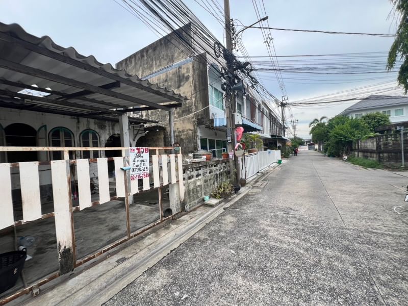 ขายบ้านแฝดชั้นเดียว ซอยโชคชัย4ซอย50แยก6หมู่บ้านสังสิทธิ์นิเวศน์ ถนนโชคชัย4 ซอย50 แยก6 ชื่อโครงการ : สังสิทธิ์นิเวศน์ที่ตั้ง : ถนนโชคชัย4 ซอย50 แยก6 แขวงลาดพร้าว เขตลาดพร้าว กรุงเทพมหานคร 10230พื้นที่ : 41ตารางวาจำนวนห้อง : 3ห้องนอน 2ห้องน้ำ ห้องรับแขก ห้องครัวรีวิว : บ้านแฝดชั้นเดียวทำเลโชคชัย4 ใกล้แหล่งของกินของใช้ สะดวกสบายในการเดินทางเชื่อมต่อกับถนนสายหลัก อาทิ ถนน