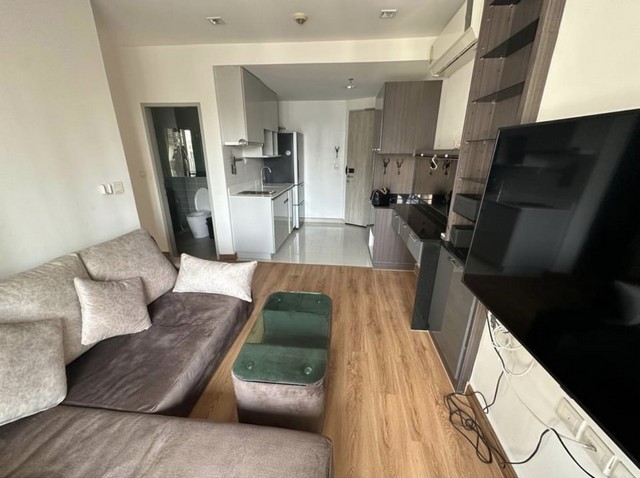 ให้เช่า คอนโด IDEO MOBI พระราม9 ตรงข้ามตึกGขนาดห้อง 53 ตรม. 2 ห้องนอน 2 ห้องน้ำ 1 ห้องนั่งเล่นห้องมุม ชั้น9 ราคา 28,000 ต่อเดือน- สามารถเดินไปเซ็นทรัล พระราม9- ตรงข้าม ตลาด จอรจ์แฟร์- เดินไปโลตัสสะดวกสบายสิ่งอำนวยความสะดวกภายในห้อง- ทีวีขนาดใหญ่ 55 นิ้ว 1 เครื่อง (ห้องนั่งเล่น)- ทีวีขนาดใหญ่ 60 นิ้ว 1 เครื่อง ( ห้องนอน)- เครื่องซักผ้าพร้อมอบ- ตู้เย็น- ไมโครเวฟ- เครื่องทำน้ำอุ่น- โซฟาเบด- 