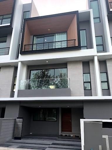 AHR22767-8   ให้เช่าทาวน์โฮม Nirvana Define ศรีนครินทร์-พระราม9 ซอยศรีนครินทร์ - ร่มเกล้าค่าเช่า 90,000 บ/เดือน ประกัน 2 ล่วงหน้า 1 สัญญา 1ปี( ทำออฟฟิศได้ )บ้าน Type B ทาวน์โฮม 3 ชั้นหรูขนาดใหญ่ 285 ตารางเมตร3 ห้องนอน + 4 ห้องน้ํา ที่จอดรถ 2 คันสระว่ายน้ํา ยิม สวนสาธารณะ พื้นที่บาร์บีคิว สนามเด็กเล่นที่อยู่ เนอวานา ดีฟายน์, ซ. ศรีนครินทร์ - ร่มเกล้า แขวงทับช้าง เขตสะพานสูง กรุงเทพมหานครสนใจติดต่อ 