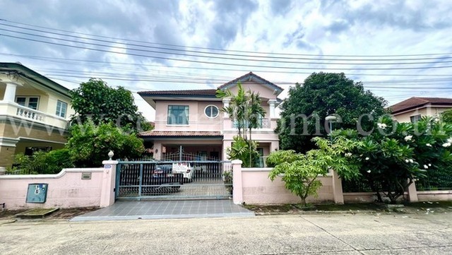 รหัสทรัพย์  5526บ้านเดี่ยว สีวลี 2 รังสิต - นครนายก คลอง 2 ปทุมธานีที่ตั้ง : ถนนรังสิต-นครนายก ตำบลประชาธิปัตย์ อำเภอธัญบุรี จังหวัดปทุมธานี 12130รายละเอียดทรัพย์- บ้านเดี่ยว 2 ชั้น, ขนาดพื้นที่ 120 ตารางวา, พื้นที่ใช้สอยประมาณ 280 ตารางเมตร- 4 ห้องนอน, 4 ห้องน้ำ, มีห้องนั่งเล่น ชั้น 2, ต่อเติมห้องโถงเพิ่มด้านข้าง- ครัวบิวท์อินด้านใน และต่อเติมครัวด้านนอก, ห้อ