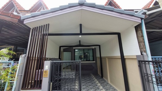 รายละเอียด/รหัส66218-เนื้อที่ 19 ตารางวา -มี 2 ห้องนอน -มี 2 ห้องน้ำ  -มี 1 ห้องโถง -มี 1 ห้องครัว -ที่จอดรถ 1 คัน-หน้าบ้าน1คัน-ชั้นบนปูพื้นSPC กันปลวกกันน้ำ-ปั้มน้ำ -แท้งค์น้ำ-ใกล้รถไฟฟ้าสายสีส้ม -สถานีเตรียมน้อมเกล้า-ใกล้สำนักงานที่ดินบึงกุ่ม-ใกล้ตลาดขวัญเรียม-โรงเรียนเตรียมอุดมศึกษาน้อมเกล้า-บ้านรีโนเวทใหม่-ถนนรามคำแหงราษฏร์พัฒนาขาย 2,300,000บาท    (พร้อมโอน)ซื้อบ้านกับบริษั