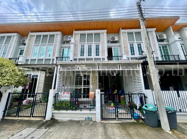 รหัสทรัพย์  5498ทาวน์โฮม  โกลเด้น ทาวน์ 2 บางนา-สวนหลวง ราคาถูกที่สุดที่ตั้ง : ถนนเลียบวงแหวนรอบนอก แขวงดอกไม้ เขตประเวศ กทม 10250รายละเอียดทรัพย์ - ทาวน์โฮม 2 ชั้น, ขนาดพื้นที่ 16.3 ตารางวา, พื้นที่ใช้สอย 96 ตารางเมตร- 3 ห้องนอน, 2 ห้องน้ำ, 1 ห้องครัว, 1 ห้องรับแขก- ชั้นล่างพื้นกระเบื้อง / ชั้นบนพื้นลามิเนต- บ้านสวย พร้อมอยู่ พร้อมแอร์ 4 เครื่อง- หน้าบ้านติดส