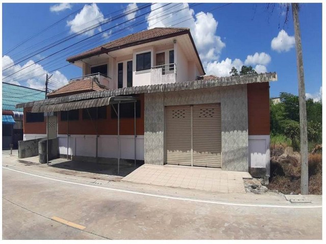   Code ID :  PGNWT600002  ราคา 3,000,000 บาท ▸ เนื้อที่ 82.20 ตร.ว  พื้นที่ใช้สอย 364.35 ตร.ม.  * 3 ห้องนอน 3 ห้องน้ำ   * 1 ที่จอดรถ   บ้านหันไปทางทิศใต้  พิกัดทรัพย์ : https://maps.app.goo.gl/Yr2KhGnb3KKv5FBp8  สถานที่ใกล้เคียง ▸ใกล้  โรงพยาบาลสุไหงโก-ลก ▸ใกล้  สถานีรถไฟสุไหงโก-ลก ▸ใกล้  บิ๊กซี สุไหงโกลก ▸ใกล้  PTT Station ปตท.สุไหงโก-ลก สาขา 2  สอบถามเพิ่มเติม / นัดชม โทร. 097-419-5982(พลอย) โทร. 096-932-4624(ออมสิน) Line : @panaya (มี@ด้านหน้า)  ปรึกษาสินเชื่อฟรี One Stop Service ดู�