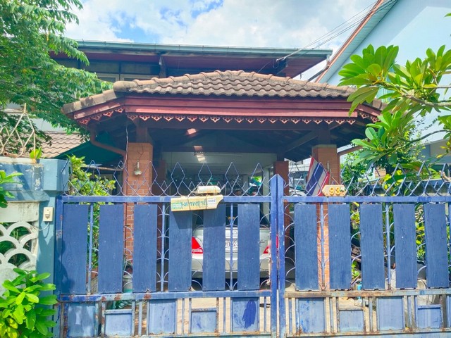 ขายบ้านเดี่ยว 2 ชั้น เนื้อที่ 82 ตรว. หมู่บ้านเสรี 2 พระราม 9 ซอย 41 (รามคำแหง 24) ใกล้เดอะไนท์พระราม9  **บ้านต้องรีโนเวท